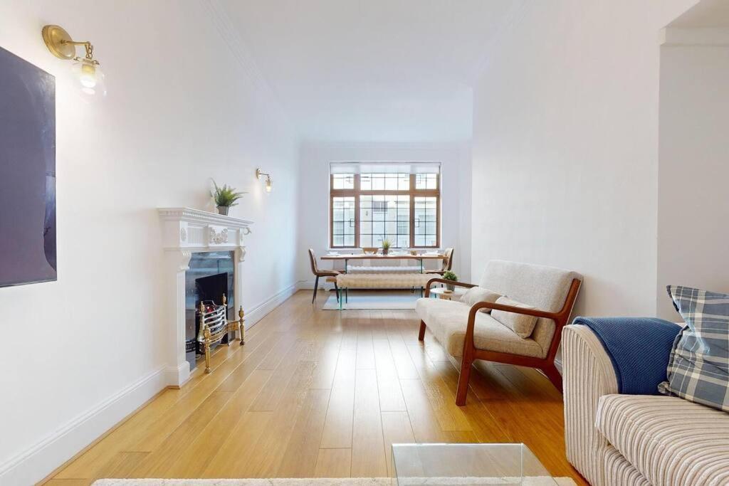 Prime Location Prince's Gate Mews 4bd 3 Bath *